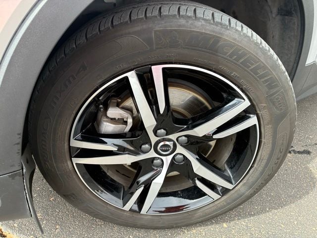 2025 Volvo XC40 B5 Core